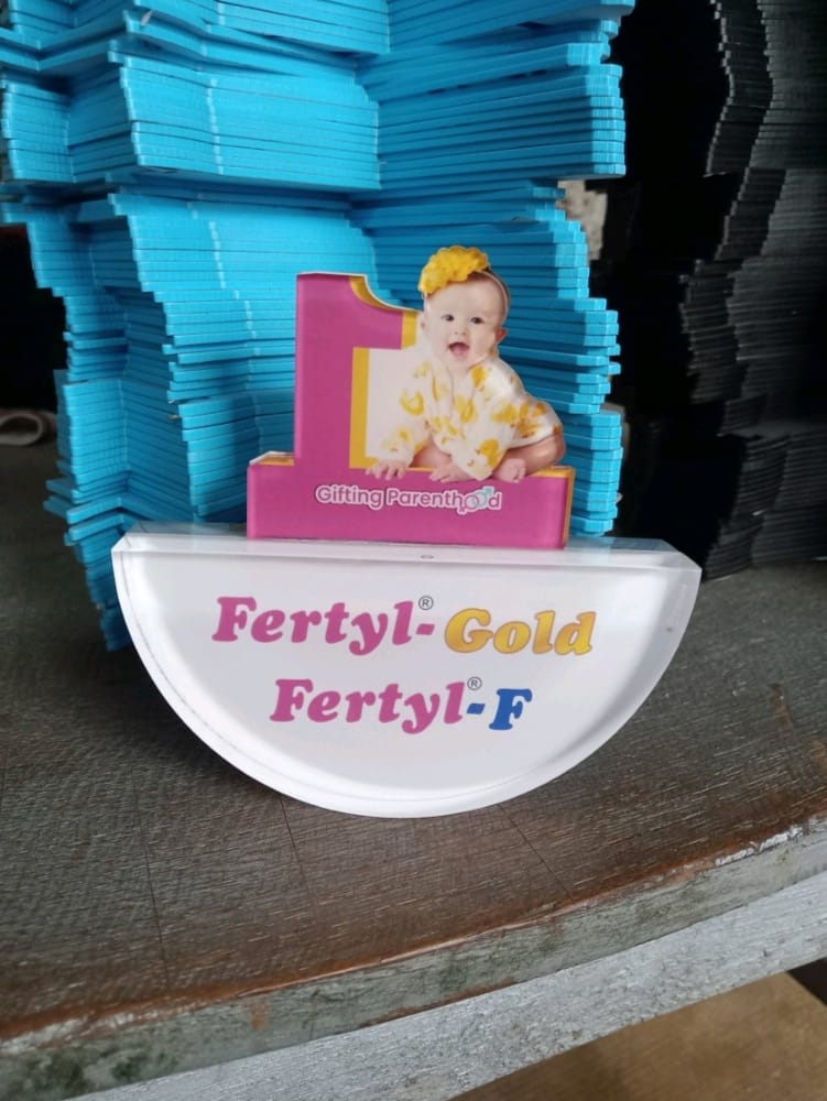 Acryloic table top fertyl gold